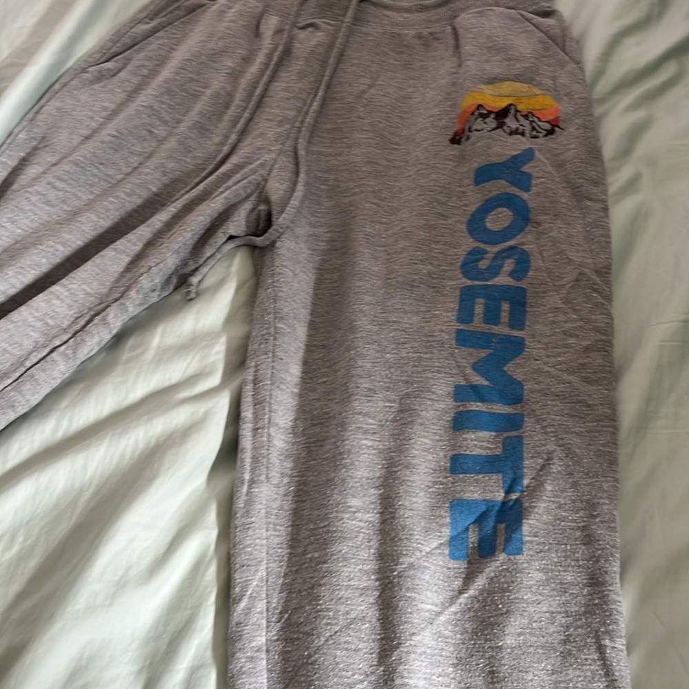 Zoe + Liv grey yosemite sweatpants, size small
